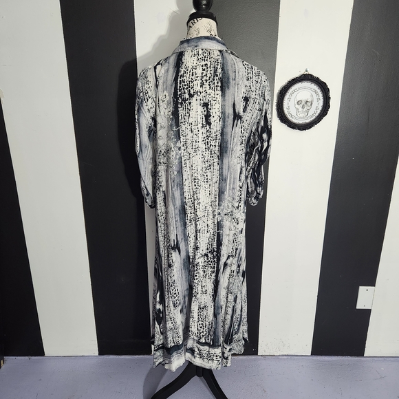 Abstract Duster - Picture 6 of 9